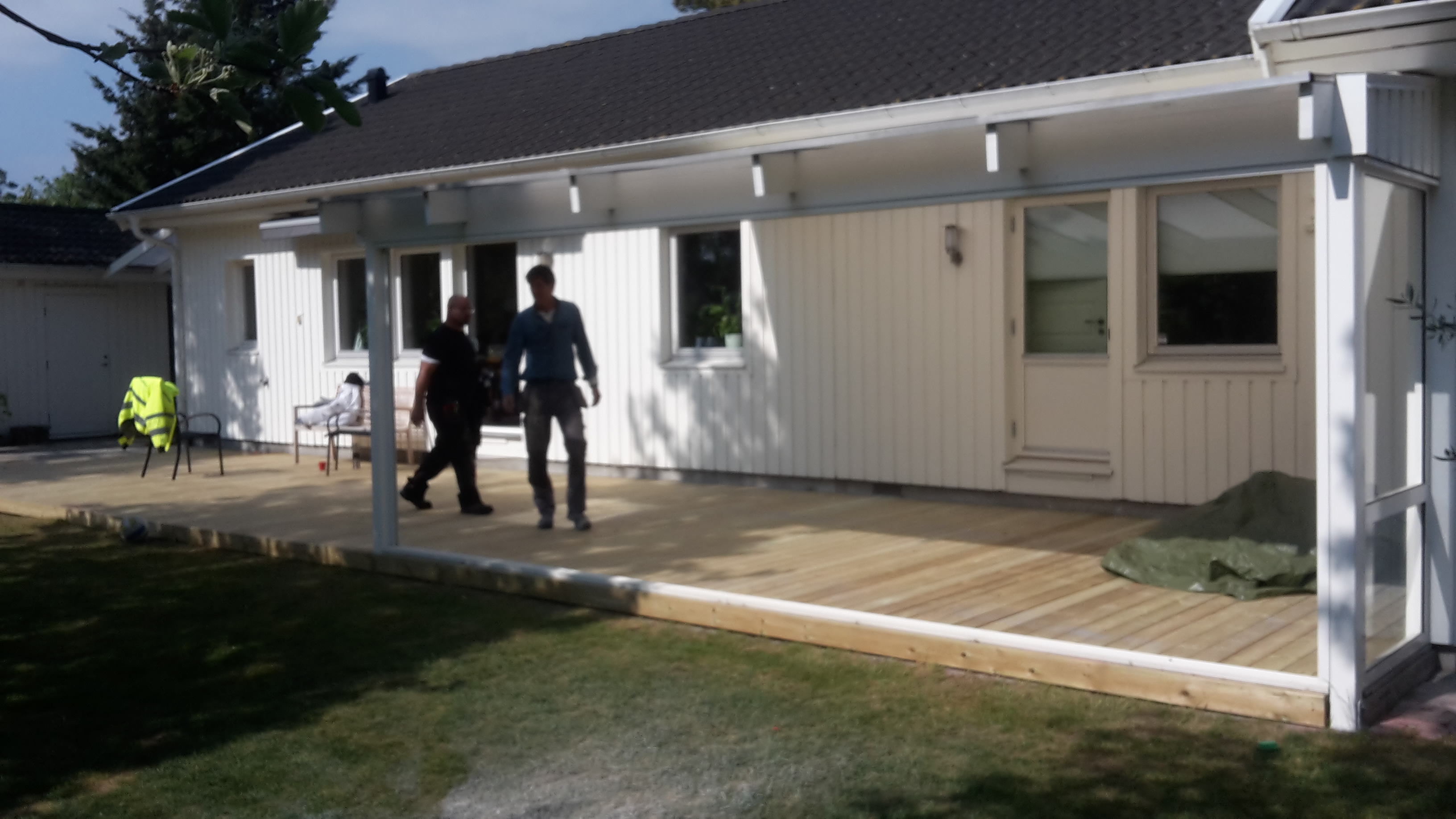 Altan med övertäckt tak