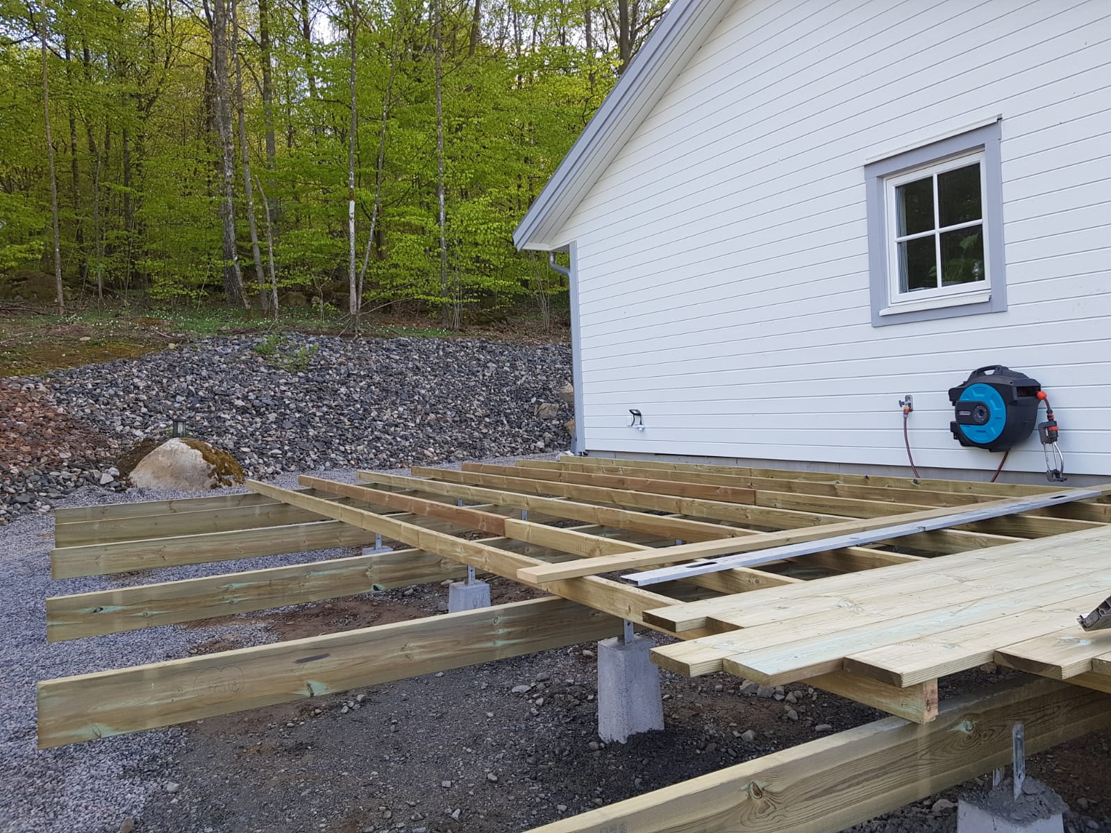 Altanstomme mot husvägg